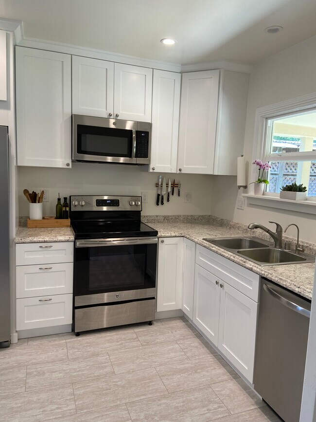 Kitchen - 2034 Augustan Ave