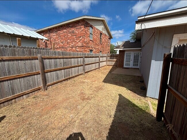 Building Photo - 3 bed 2 bath, 2 story townhome, 2 car garage