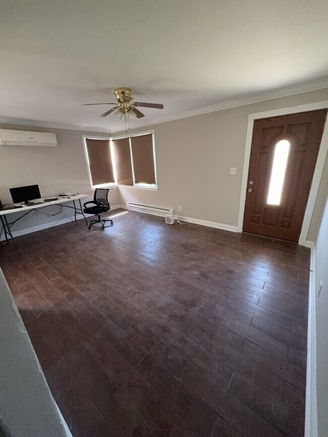 Building Photo - !! SPECIAL HALF OFF SECOND MONTH'S RENT!!! Charming 3BR 2BA Home w/ Updated Kitchen + Large Front...