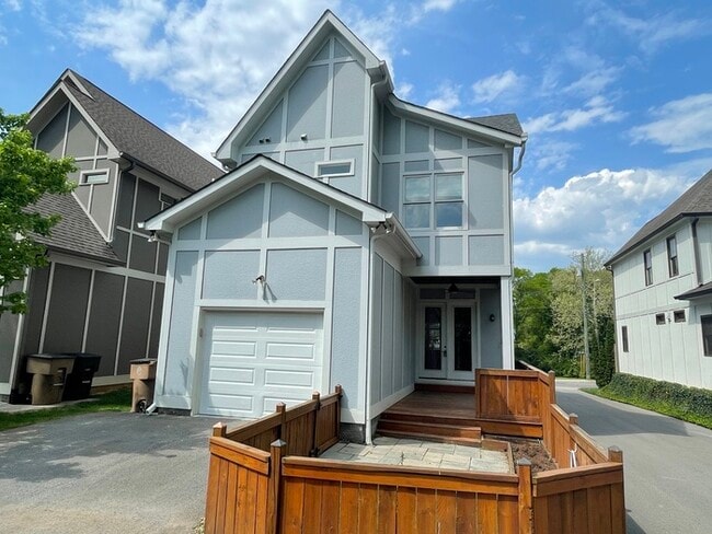 Building Photo - Green Hills/Lipscomb area home built in 20...