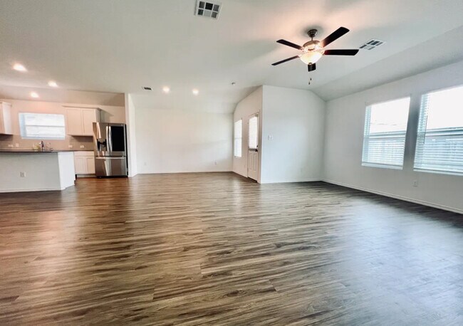 Building Photo - Modern 4-Bed, 2-Bath Retreat with Soaking ...