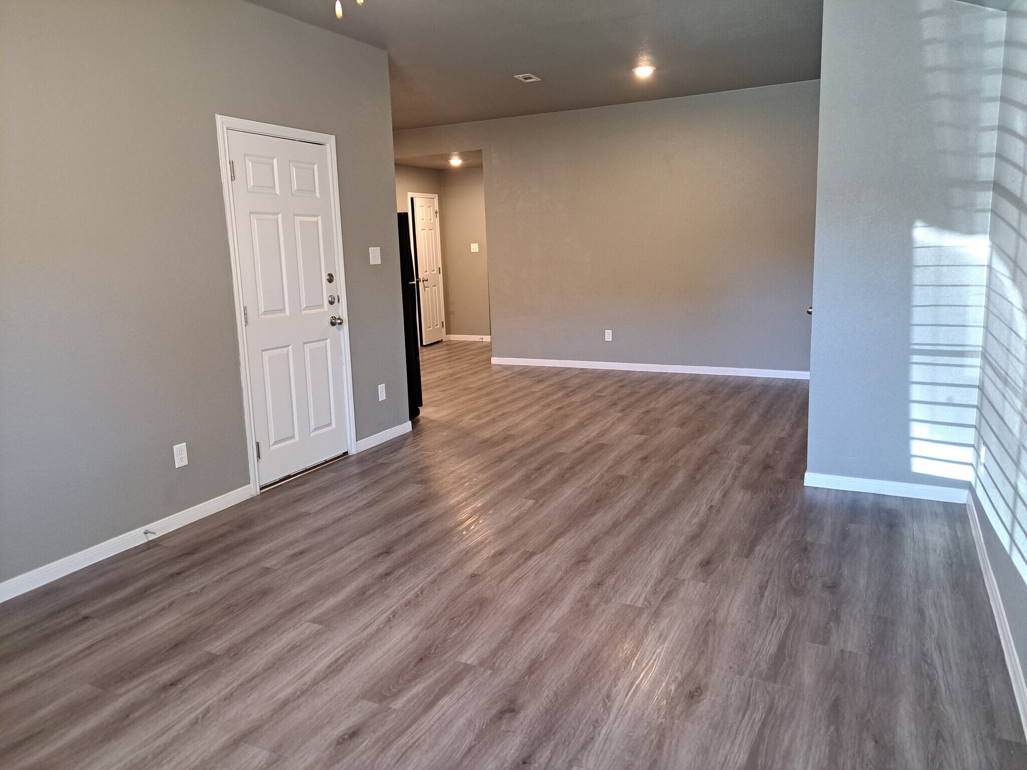 Building Photo - 209 W Robin Ln