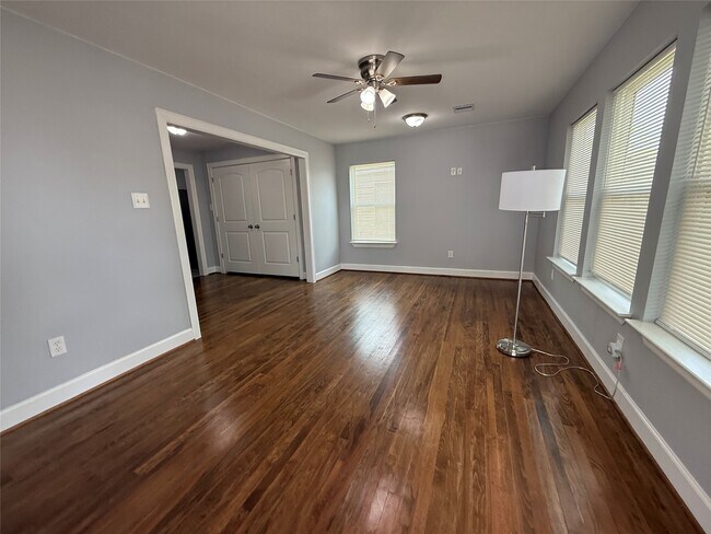 Building Photo - 1146 Majestic St