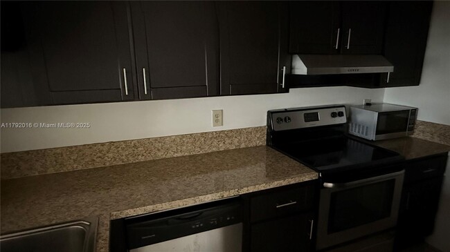 Building Photo - 1032 Twin Lakes Dr