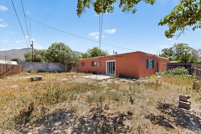 Building Photo - NE House 3/bd 1.75/ba 1/cg