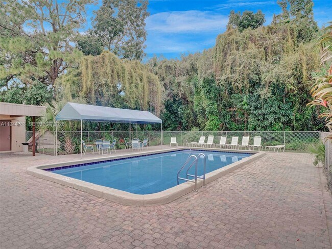 Building Photo - 9431 Live Oak Pl