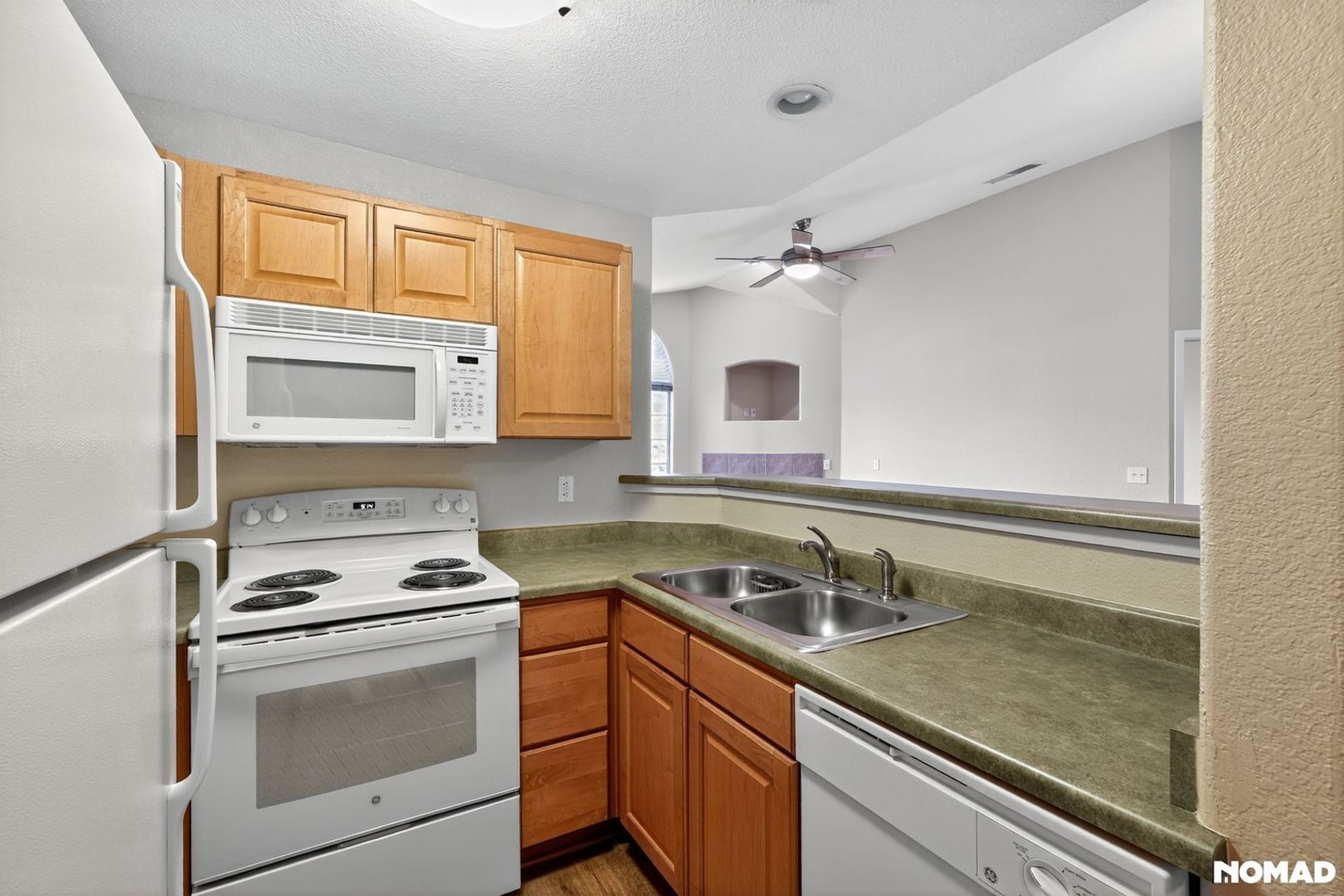 Building Photo - 8757 E Dry Creek Rd