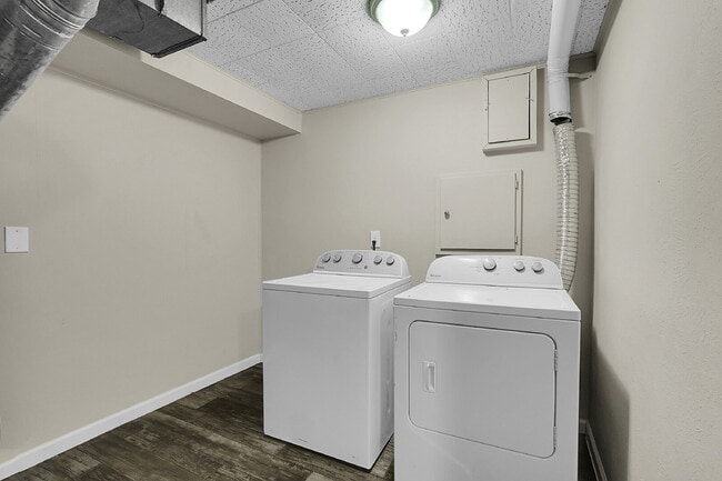 Building Photo - $1,840.95 - 3 Bed, 2 Bath Townhome In Co Springs with In Unit Laundry and Central AC!