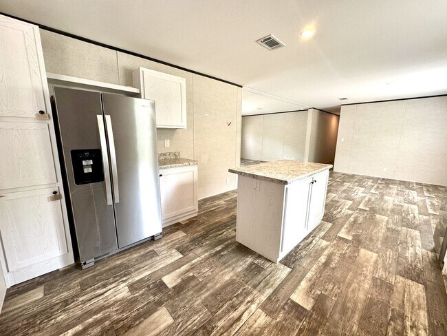 Building Photo - Huge 5 Bedroom 3 Bathroom Hastings Home Lo...