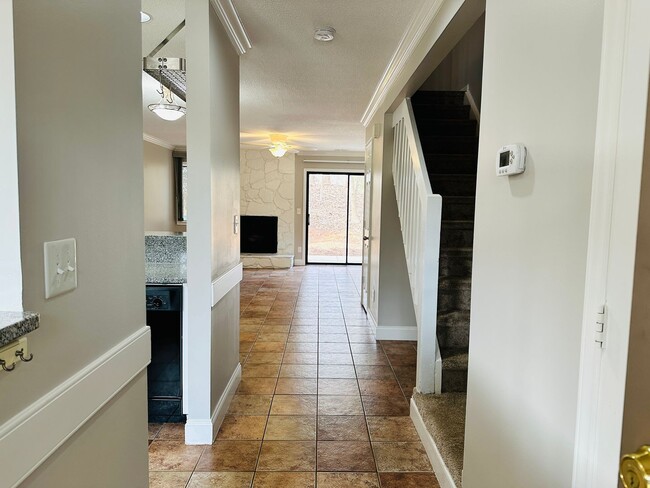 Building Photo - Two Bedroom Townhome located on Golf Course