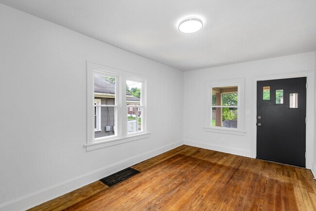 Building Photo - 2212 Snyder Ave NE