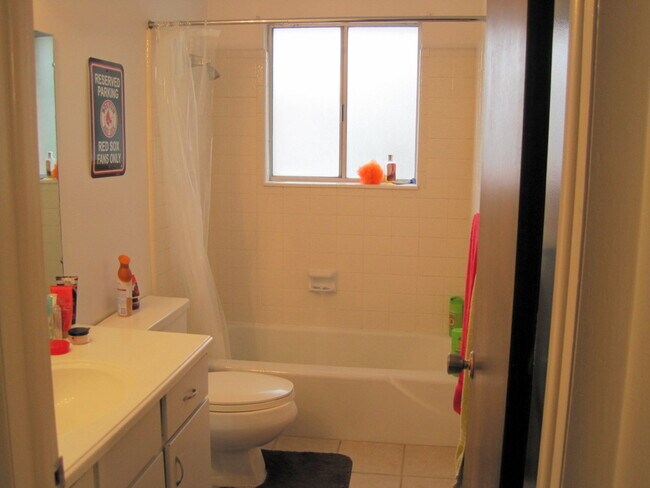 Building Photo - $1095 rent for August- December!! SINGLE F...