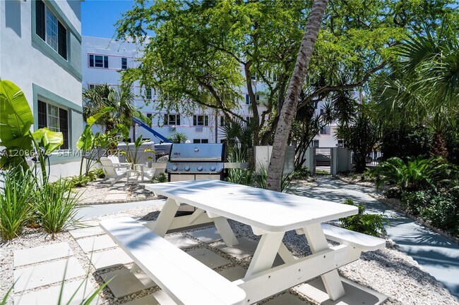 Building Photo - 2418 Flamingo Dr