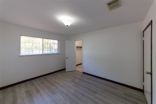 Building Photo - 8826 Roos Rd
