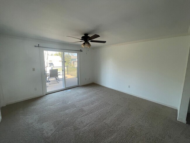 Building Photo - 3 Bedroom, Pet Friendly Home with Large Fe...