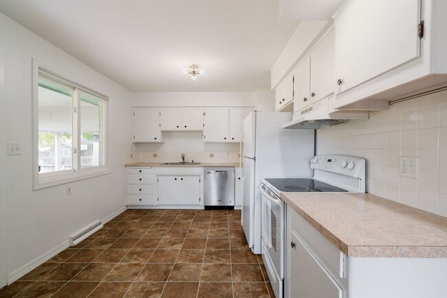 Building Photo - Charming 3-Bedroom Rancher Near Shadle Park