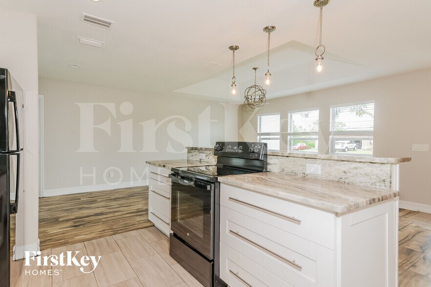 Building Photo - 6177 Hollywood Ave