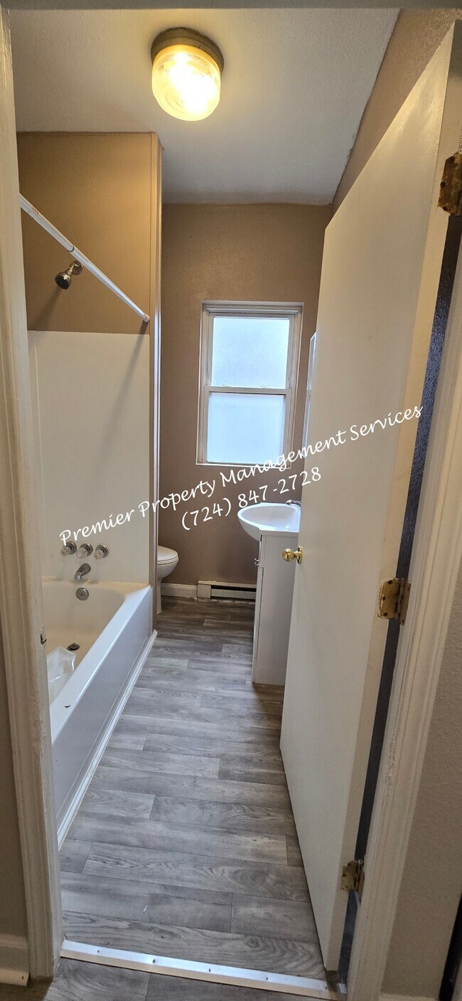 Building Photo - 465 E Washington St