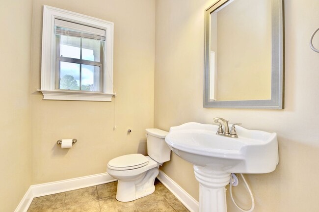 Building Photo - Spacious 4 Bed, 2.5 Bath Home in Desirable...