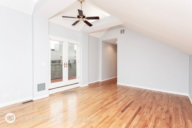 Building Photo - 3835 N Southport Ave