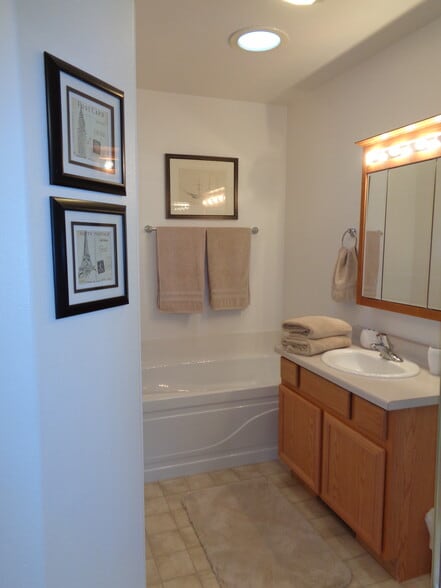 Building Photo - 209 Long Island Ave