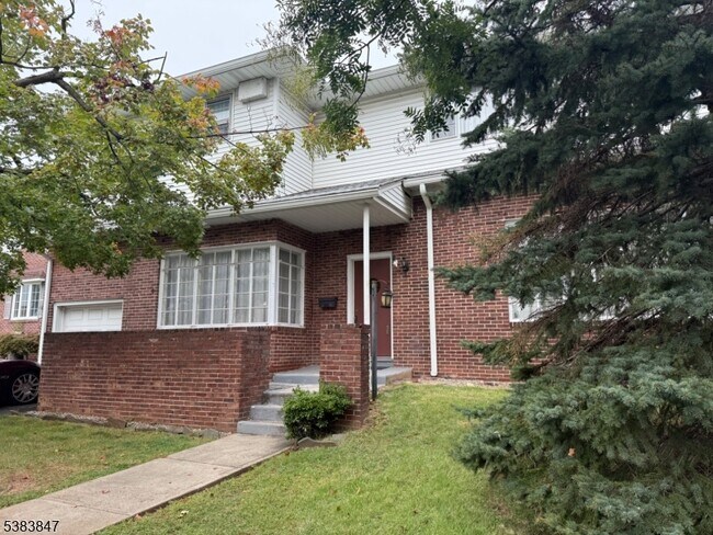 Primary Photo - 916 W Elm St