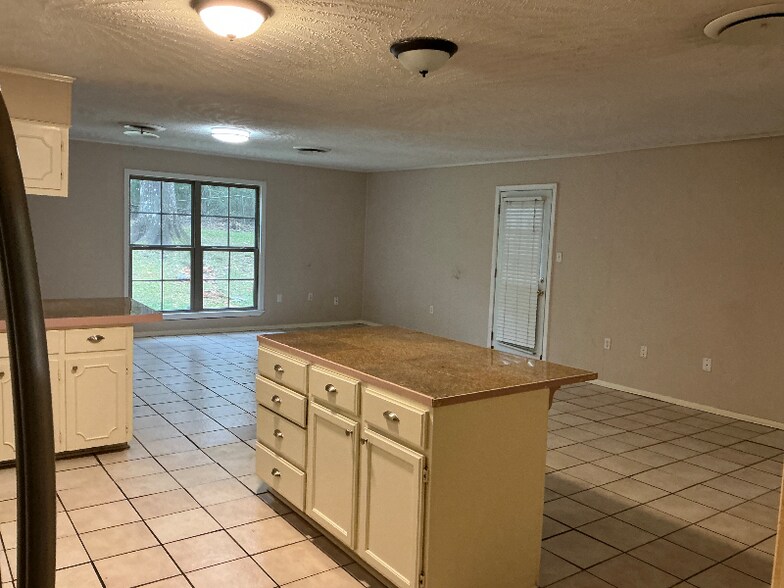 Building Photo - 402 Oakhill Cir