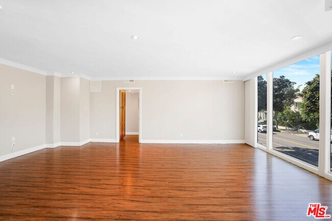 Building Photo - 248 S Doheny Dr