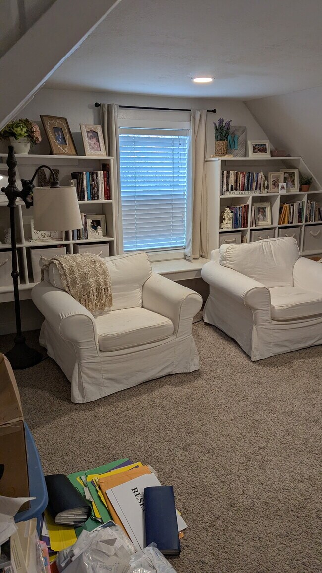 Building Photo - 385 E 2nd S St