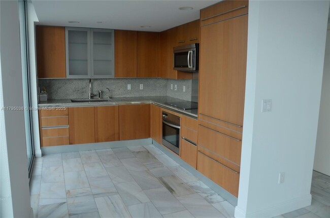 Building Photo - 2627 S Bayshore Dr