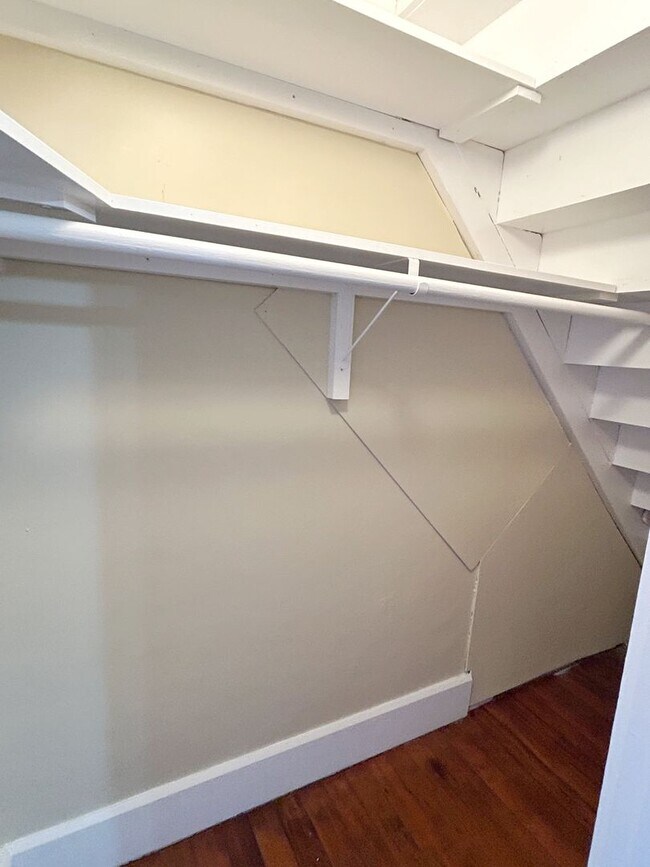 Building Photo - SPACIOUS 2 BD 1 BA W/ ASSIGNED GARAGE & STORAGE | UTILITIES INCLUDED