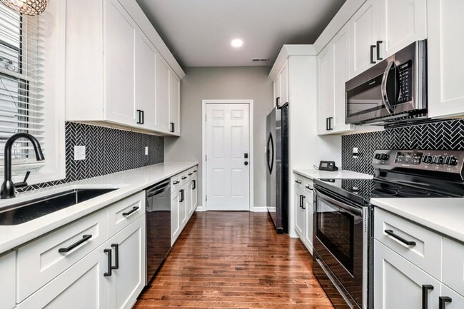 Building Photo - Single Family House! JUST RENOVATED! Centr...