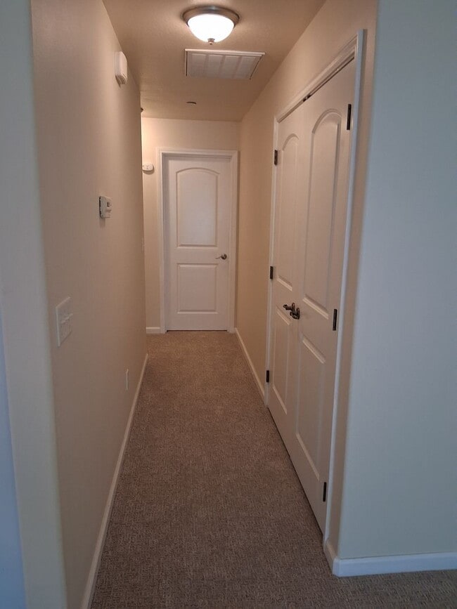 Building Photo - Cute, clean 2 bedroom upstairs apartment with patio.