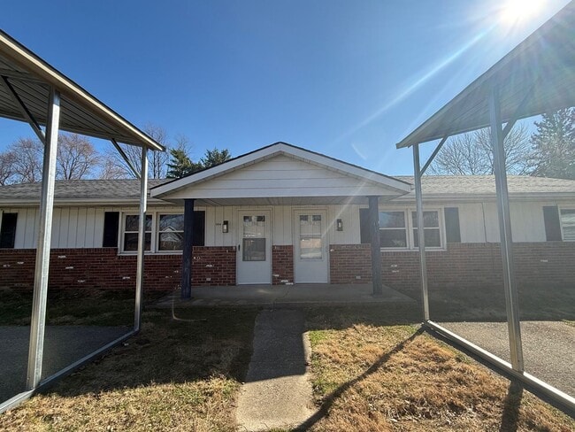 Building Photo - 104-104 N Birchwood Dr