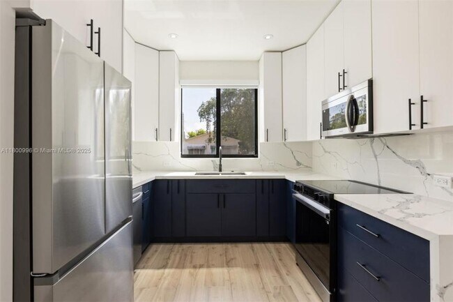 Building Photo - 3 bedroom in Miami FL 33150