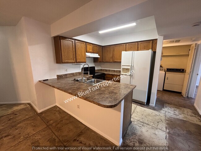 Building Photo - 3690 N Country Club Rd