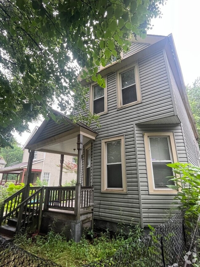 Building Photo - Section 8 Accepted! Spacious Newly Renovat...