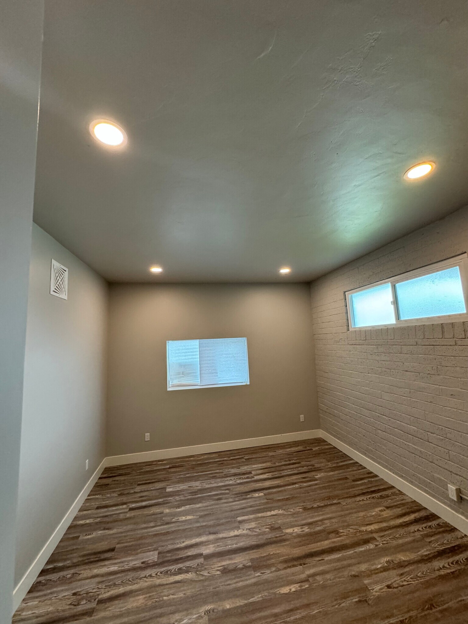 Building Photo - 225 2nd St