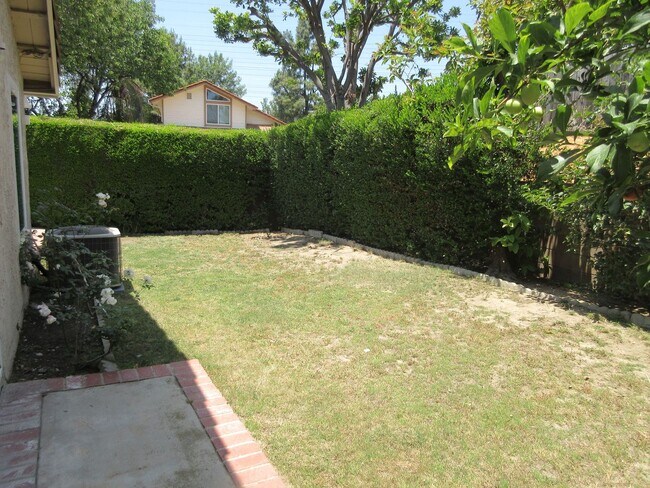 Building Photo - Beautiful updated 1-story home in Northridge