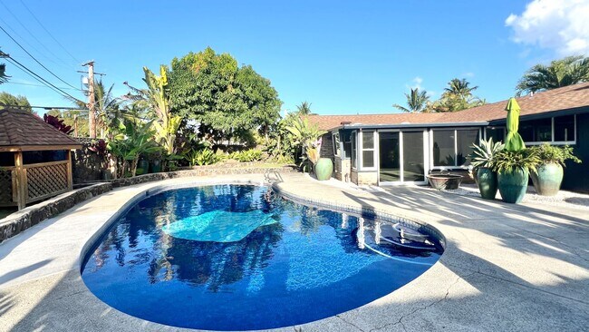 Building Photo - AVAILABLE NOW! 3 BED/2 BATH HOME IN KAILUA W/2 CAR CARPORT, YARD, POOL AND CLOSE TO BEACH!!