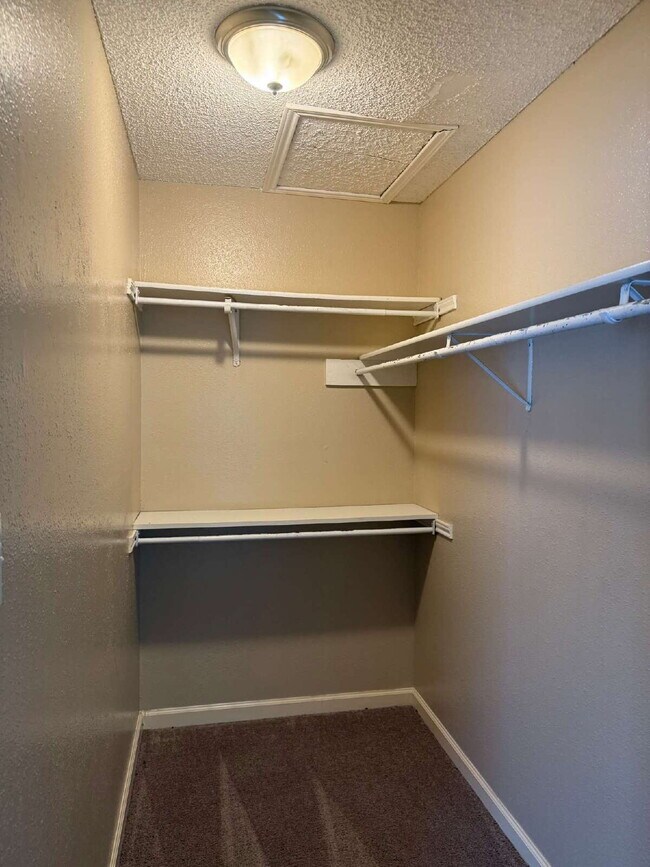 Building Photo - Beautiful two bed/1.5 bath in the heart of Alamo Heights