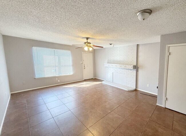 Building Photo - Charming 2-Bedroom Brick Home with Spaciou...