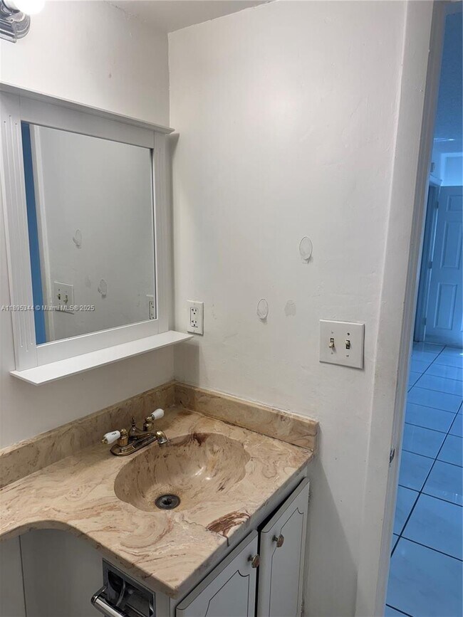 Building Photo - 14501 N Kendall Dr