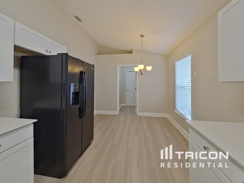 Building Photo - 1656 Dartmouth Dr