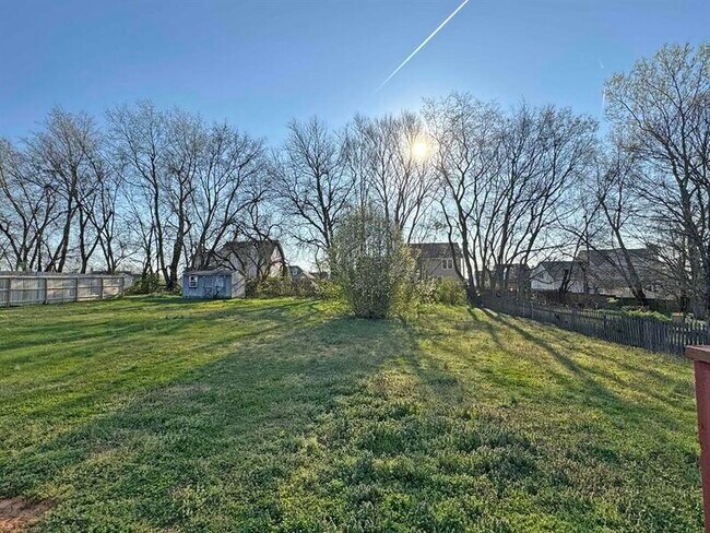 Building Photo - 3417 E Henderson Way