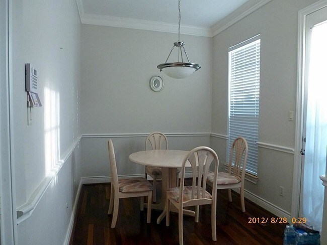 Building Photo - 5626 Dolores St