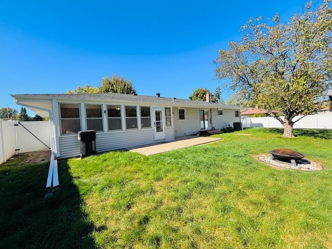 Building Photo - Sprawling 3bedroom 2bath Home in Roseville...