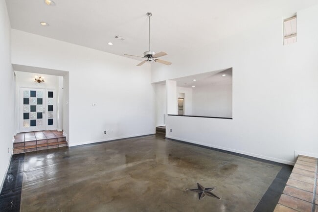 Building Photo - 2810 Lakeview Dr