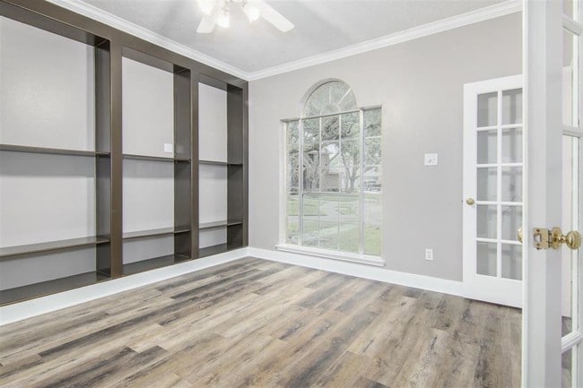 Building Photo - 2117 Enchanted Lake Dr