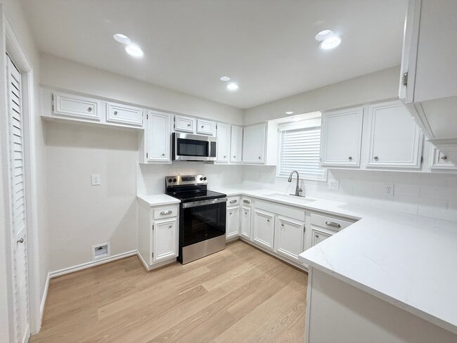 Building Photo - Elegant Recently Updated 3/2/2 Home in Ang...